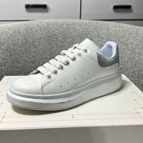 Alexander McQueen Europe size 40 worn twice - Picture 1 of 4